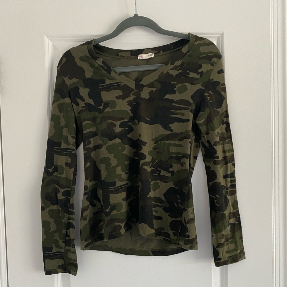 Zenana outfitters camo long sleeve shirt